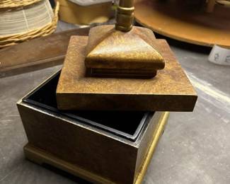 059 decorativeliddedboxwithfauxgoldmar