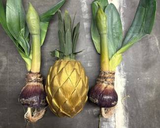 022 artificialgoldpineappleandpairofde