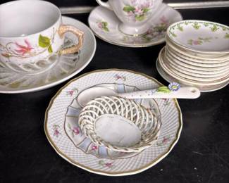 093 assortedteacupsandporcelainpieces