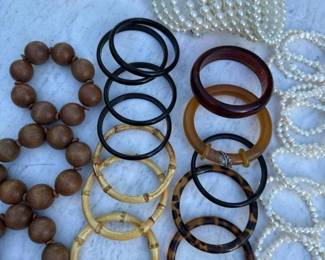 433 vintageassortedcostumejewelrybracele