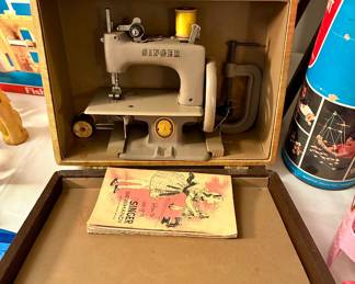 Vintage singer Sewhandy small machine 