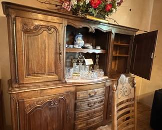 Lovely Dining Room Table, Buffet and China Cabinet.
