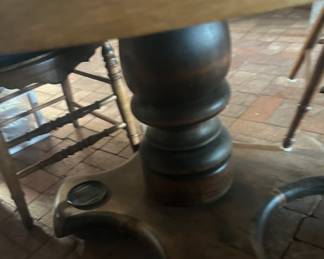 Round Dinette Table with estension leaf and chairs