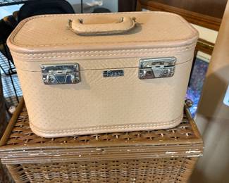 Vintage overnight/makeup case
