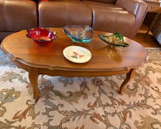 Bassett Oval Coffee Table - excellent condition. Murano type art bowls. Vintage Lenox Ashtray