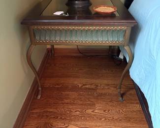 This end table matches coffee table and sofa table