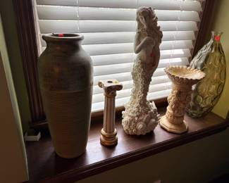 Great decor including urns, pillars, vases, figurines