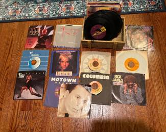 45 without covers. Pictured Commodores, Night Shift, Elvis Presley, burning, love, breath, hands to heart, Motown, Tina Turner what’s love got to do with it, the never-ending story, Mall, Neil Diamond Desiree, Rick James can’t stop Andy Gibb, Billy Idol eyes without a face, Diana Ross missing you, and more