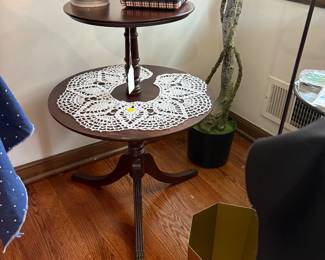 2 tier table - excellent condition