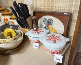 (a) Pyrex Friendship 473 Dish, (b) Pyrex Friendship 473 Dish