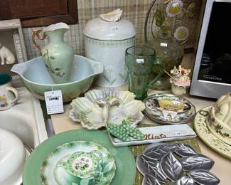 Pyrex Gold Medallion Bowl, Decorative Plates