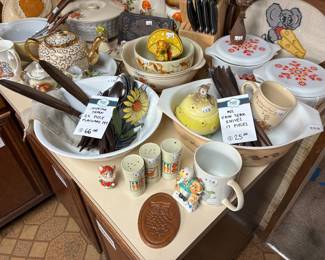Vtg Salt & Pepper Shakers, Mugs, Msc Faux Teak 17 Set, Japan 24 Piece Flatware Set, Casserole Dishes, MIxing Bowls
