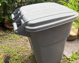 Rubbermaid garbage cans