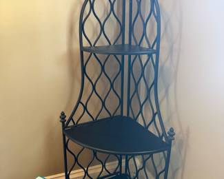 Corner shelf
