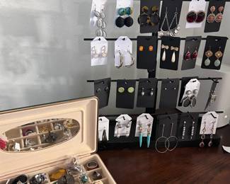 Wildflower Lane Estate Sales, helping Sugar Land homeowners transition with care, offers entertaining pieces and serving ware.