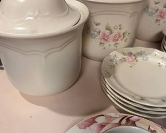 Wildflower Lane Estate Sales, trusted by Sugar Land families, offers decorative outdoor accents and garden treasures.