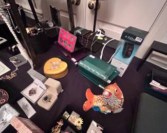 Wildflower Lane Estate Sales, Sugar Land's Estate Sale Experts, presents quality estate merchandise.