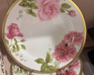 Wildflower Lane Estate Sales, serving Sugar Land and First Colony, showcases decorative shelving accents.