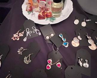 Wildflower Lane Estate Sales, serving Sugar Land and First Colony, features women's apparel and accessories.