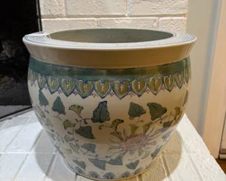 R27 - $40. Vintage 14" Chinoiserie Porcelain Planter in Excellent Condition!. 14" wide x 11.5" tall.