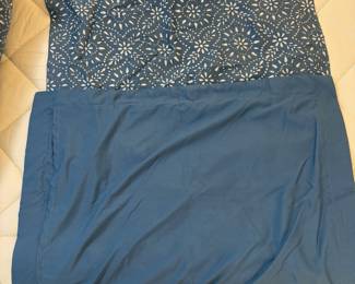 R21 - $10. Brooklyn Loom Twin Comforter + 2 shams.