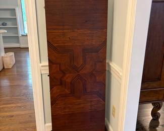 R28 - $125. Round Dining Room Table in Excellent Condition. Measures 60" round. Has 1 - 22" leaf.