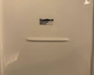 R60 - $25. Crate & Barrel. Set of 6 square plates. 9.75" square.