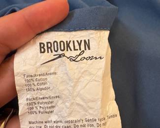 R21 - $10. Brooklyn Loom Twin Comforter + 2 shams.