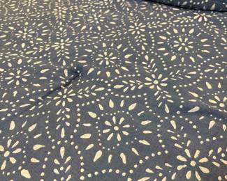 R21 - $10. Brooklyn Loom Twin Comforter + 2 shams.