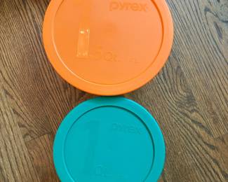 R35 - $12. Set of 4 Pyrex Nesting Mixing Bowls with Lids.