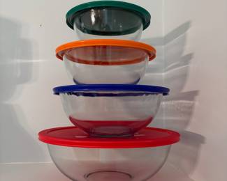 R35 - $12. Set of 4 Pyrex Nesting Mixing Bowls with Lids.