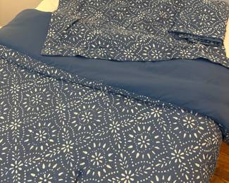 R21 - $10. Brooklyn Loom Twin Comforter + 2 shams.