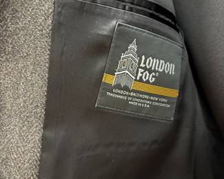R64 - $20. London Fog Overcoat 100% Wool. 42 Regular.