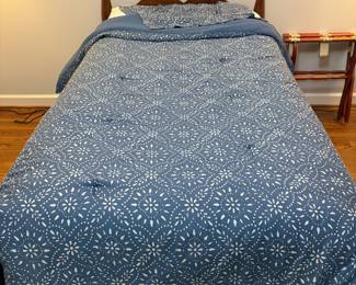 R21 - $10. Brooklyn Loom Twin Comforter + 2 shams.