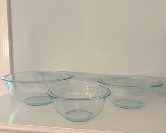 R35 - $12. Set of 4 Pyrex Nesting Mixing Bowls with Lids.