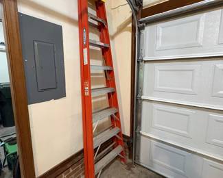 R47 - $85. Werner 8' Fiberglass Ladder. Model 6208.