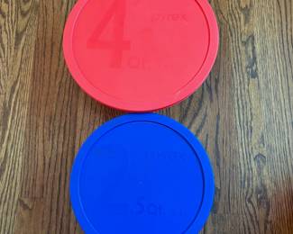 R35 - $12. Set of 4 Pyrex Nesting Mixing Bowls with Lids.