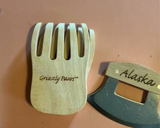 Grizzly Paws Salad/Shredding Tongs & Alaska Pizza Cutter