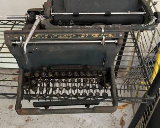 #090 vintage typewriter $25.00