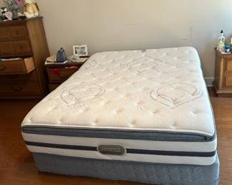 #005 Beauty Rest queen size mattress set $125.00