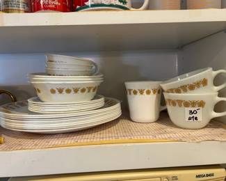 #081 pyrex27 piece set $30.00