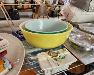 vintage Pyrex bowls