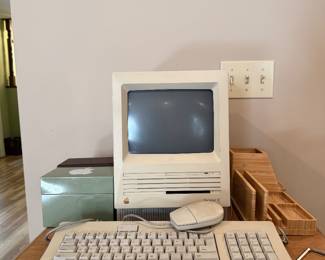 vintage Apple Macintosh SE computer