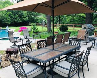 Outdoor full patio set ( table, 6 chairs, umbrella) 
