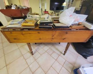 Drop leaf table