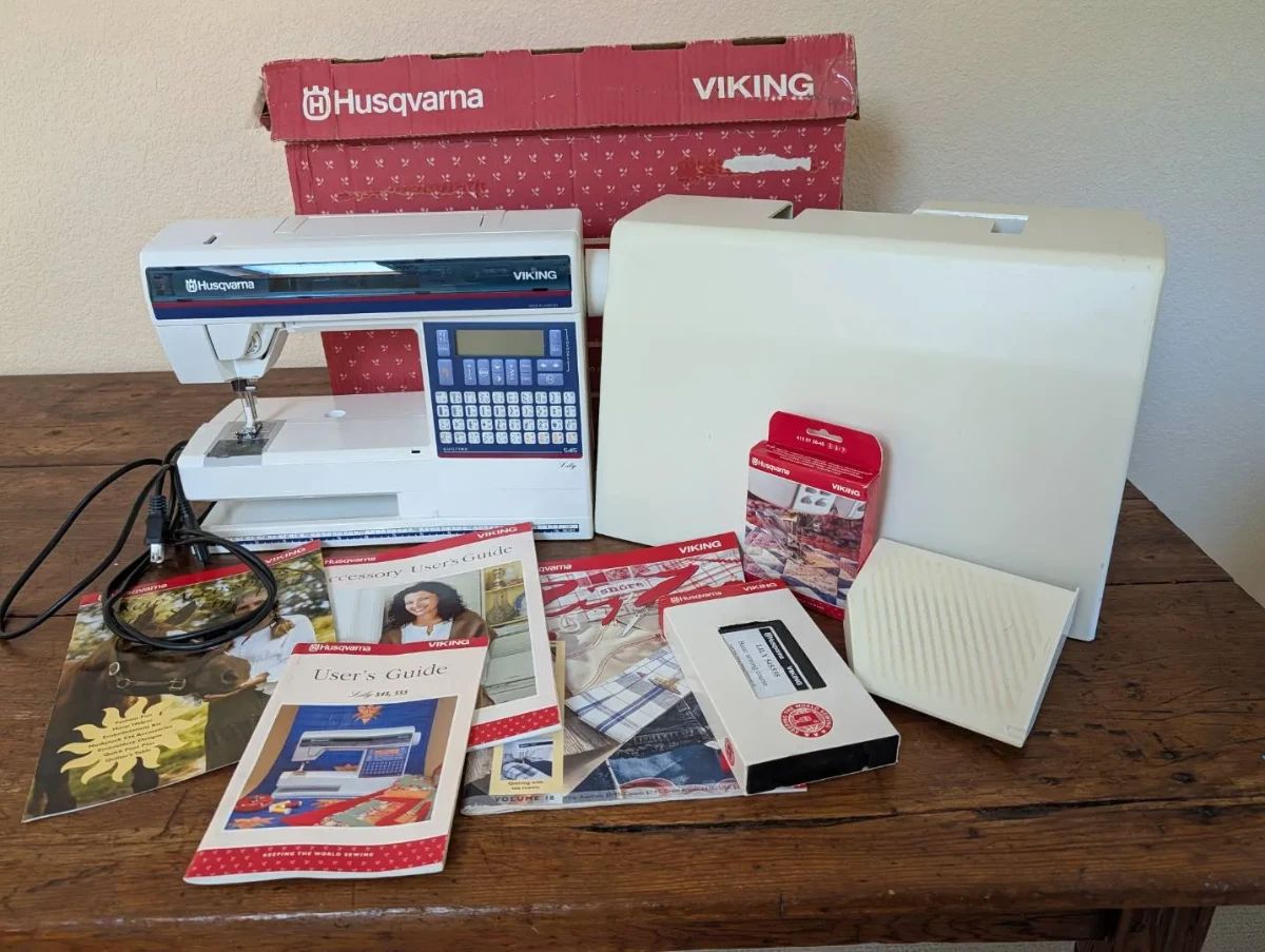 01 Husqvarna Viking SewingQuilting Machine