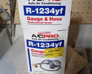 Refrigerant R -1234yf with gauge