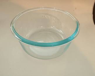 Pyrex 7201R Glass Mixing Bowl with Blue Rim