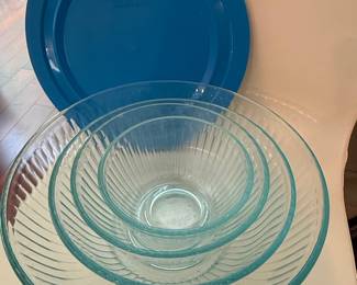 Pyrex Stacking Mixing Bowls with Lid