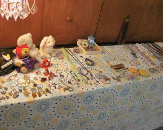 Costume Jewelry, Pins, Earrings, Necklaces. Wathes, Rosaries